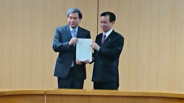 蒲島県知事（左）が県の回答書を松永県連執行委員長（右）に手渡した（2月4日・熊本市）