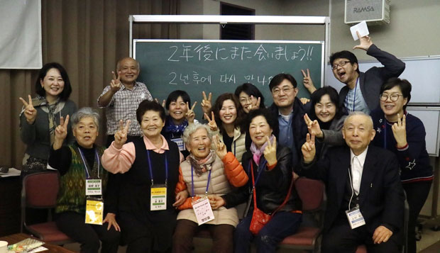 ワークショップの休憩時間の記念撮影に大阪から参加した飯野靖子さん（前列左端）と金喜子さん（前列左から２人目）も参加（3月29日・福岡市）