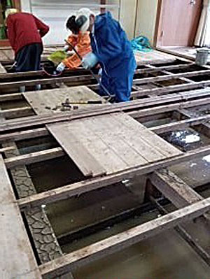 床板をはがし、床下の泥水のかき出し作業へ（10月22日・栃木市）