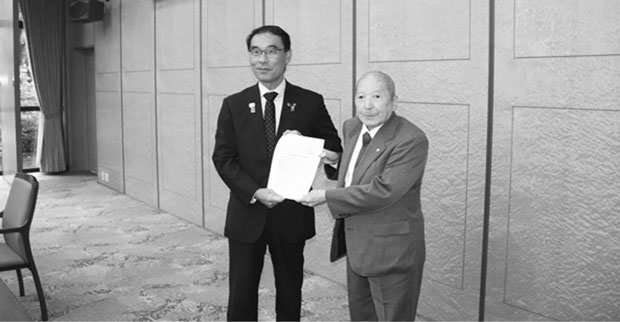 倉持会長（右）が大野新知事に要望書を手渡した（10月25日・さいたま市）