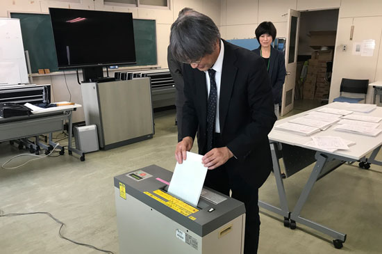 シュレッダーで「人事カード」を廃棄処分した（2019年10月29日・兵庫県西宮市）