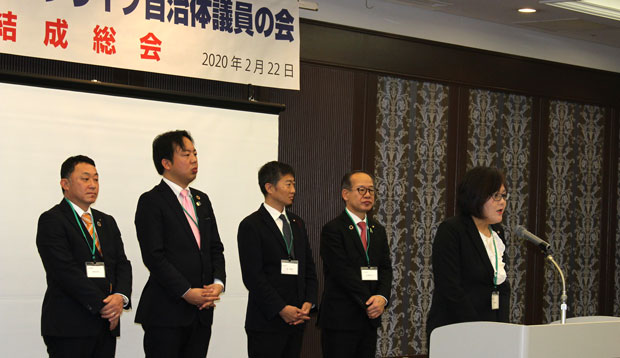 新役員を代表して岡井会長があいさつした（2月22日・大阪市）