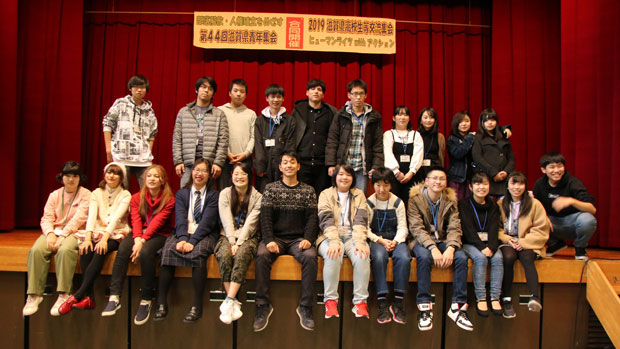 講演をおこなった太田優人さん（前列左から6番目）を囲んで記念撮影をした（2月22日・滋賀県近江八幡市）