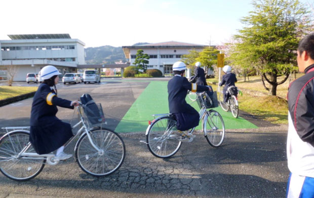 登校の風景（文中の学校とは無関係です）