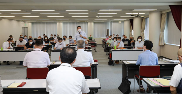 あいさつをおこなう赤井委員長（8月6日・大阪市）