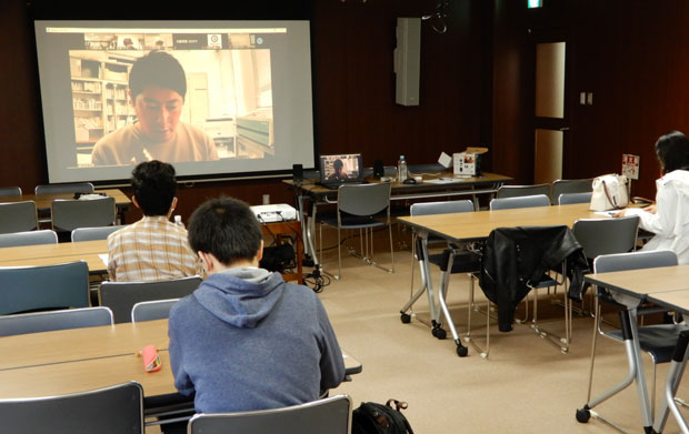 松村さんの講演をサテライト会場で聞く参加者たち（11月8日・兵庫県）