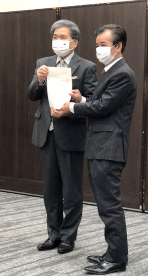 蒲島郁夫・県知事（左）から回答書を受けとる松永末廣・県連委員長（2月4日・熊本市）
