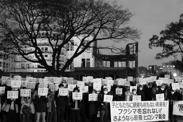 参加者全員がメッセージを掲げた（3月11日・広島市）