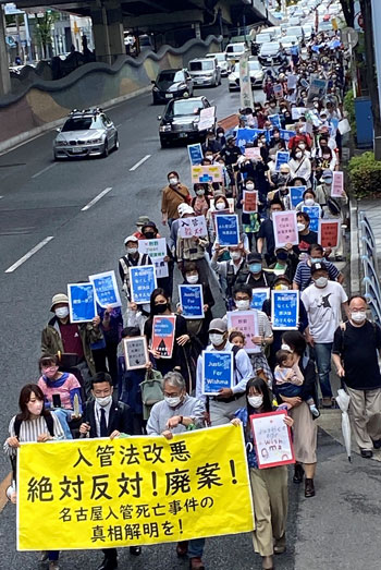 市民や弁護士がデモ行進した（5月16日・大阪市）
