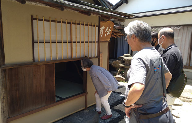 茶屋をみる地元の関係者（京都市）