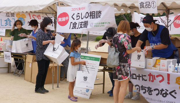 レトルト食品などを受けとる参加者（6月26日・大阪市）