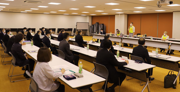 観音寺市の交渉であいさつする北山行動隊長（県連委員長）。感染拡大防止のため短時間での意見交換とした（8月25日・香川県観音寺市）