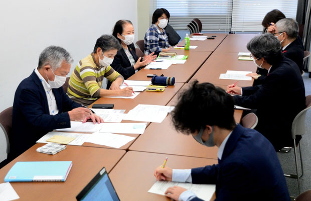 隣保館をめぐる課題や重層的支援体制整備について省の考えを聞き、意見交換した（10月13日・東京）