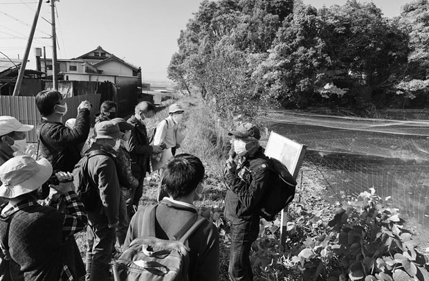 下池山古墳で説明を受ける参加者（2021年11月20日・奈良県天理市）