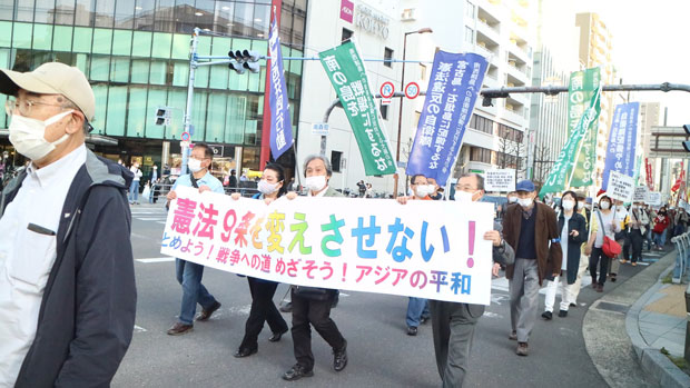 集会後は会場から1.5kmほど離れた扇町公園まで横断幕やのぼりを掲げシュプレヒコールしながらデモ行進した（4月17日・大阪市）