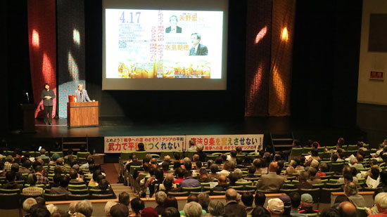 ウクライナ侵攻に便乗して危機が煽られるなか集会では水島朝穂さん（写真）と矢野宏さんが憲法をテーマに講演した（4月17日・大阪市）