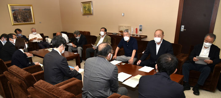 交渉には中央本部の西島委員長、片岡副委員長も参加した（6月27日・新潟市）