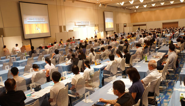 石川さん夫妻が登壇し、再審開始への決意をのべた（8月20日・徳島市）