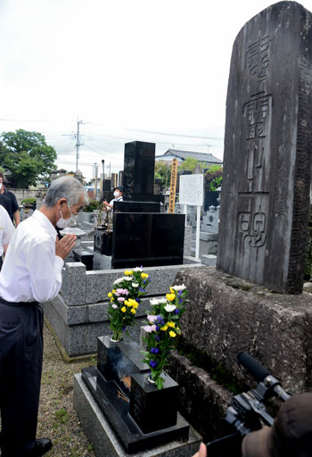 犠牲者の冥福を祈り、手を合わせる内林房吉・群馬県連委員長（9月10日・群馬県藤岡市）