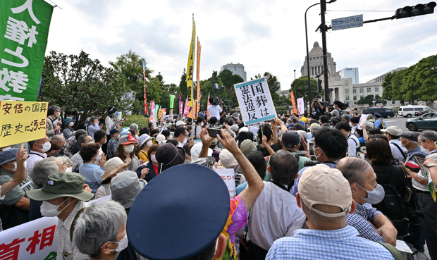 国会正門前に結集し「国葬反対」「国葬は憲法違反」などのプラカードを掲げて国葬に抗議した（9月27日・東京）