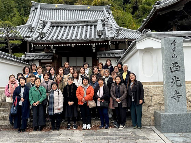 西光寺の前で記念撮影（2022年11月19日・奈良県御所市）