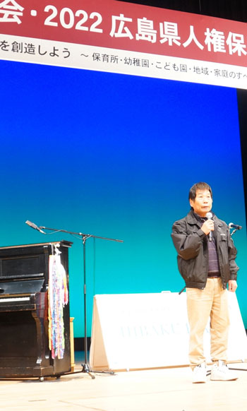 被爆ピアノとの出会いや、国内外での平和コンサートについて語る矢川さん（2月4日・広島県福山市）