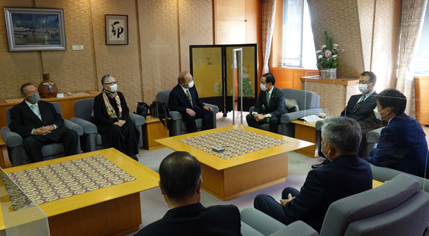 西島府連委員長（左から３人目）や西脇知事（左から４人目）などが出席した（1月11日・京都市）