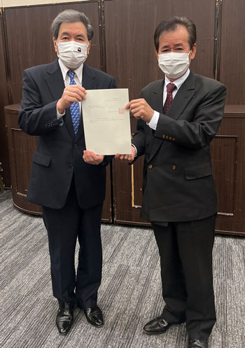 蒲島郁夫・県知事（左）に要求書を手渡した（2月1日・熊本市）