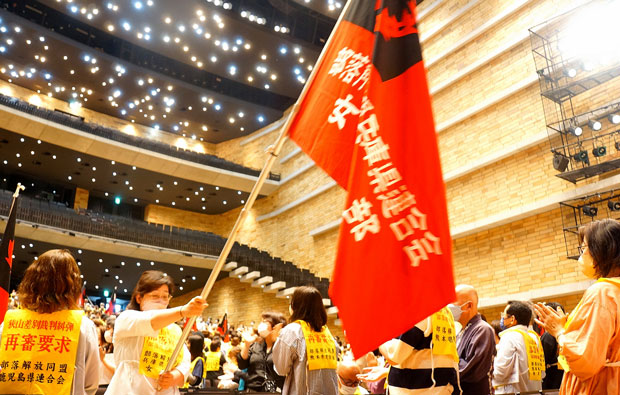 各県連代表が順に会場後方から荊冠旗を掲げ入場した（5月20日・兵庫県姫路市）