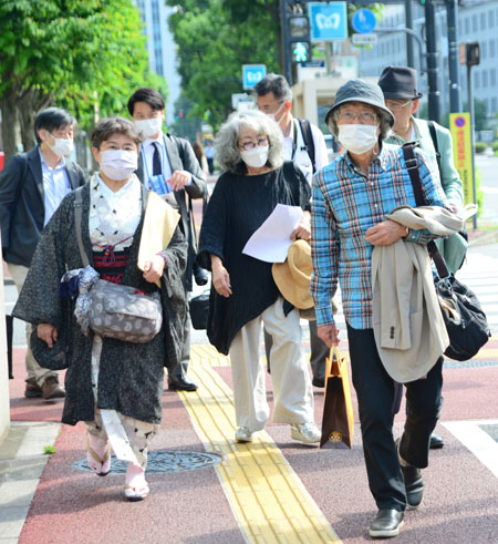 東京高裁に向かう鎌田慧・狭山事件の再審を求める市民の会事務局長（右）ら（6月7日・東京高裁）