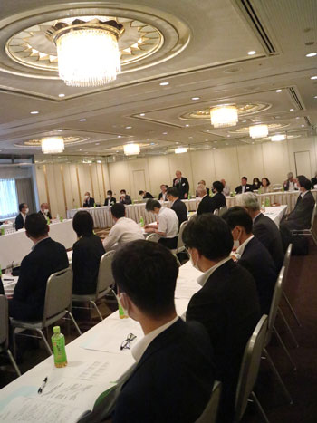 西島委員長は「企業の役割として人権課題へのより積極的なとりくみを」とあいさつ（6月16日・大阪市）
