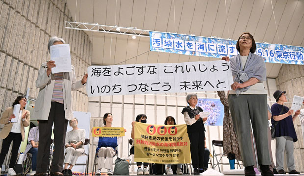 韓国からも「脱核市民行動」の女性らが参加して「韓日市民の安全を脅かす　放射性汚染水の海洋投棄反対」などの横断幕を掲げ、反対を訴えた（5月16日・東京）