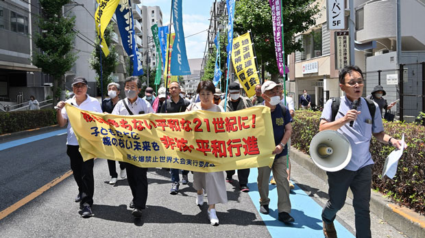 酷暑のなか反核を訴え平和行進した（7月22日・さいたま市）