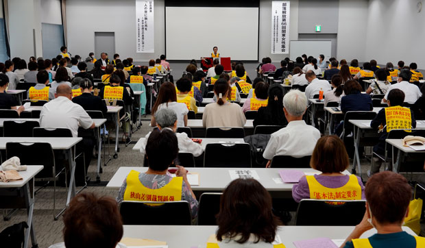 主催者あいさつする平岡千枝子・関東甲信越地方協議会女性部連絡会代表（9月16日・さいたま市）