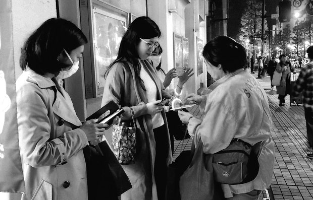 事件の概要などを説明し、ビラを手渡した（10月31日・佐賀市）