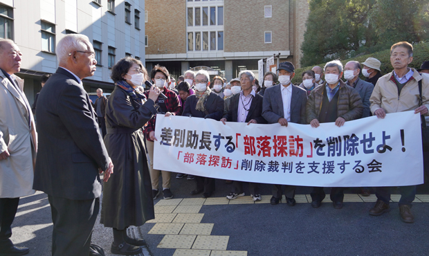 さいたま地裁前で訴状の内容を説明し決意を語る山本弁護士（12月6日・さいたま市）