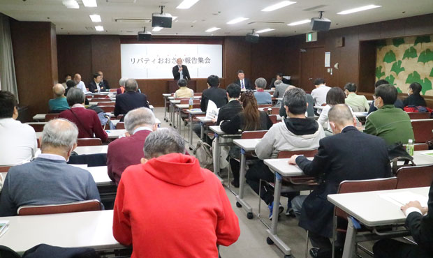 リバティ報告集会で主催者あいさつする石橋理事長（2023年12月9日・大阪市）