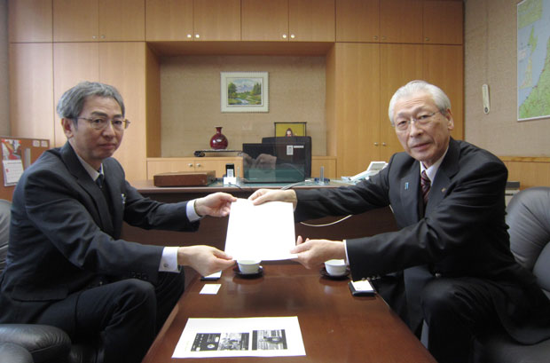 二階堂馨・新発田市長（右）が要請書を手渡し、「一刻も早い削除を」と訴えた（2月13日・新潟県新発田市）