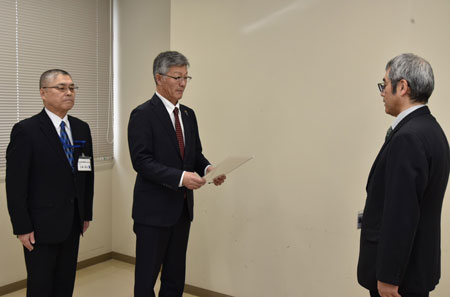 「東京高裁判決にもとづき、必要な措置を」と要望書を読みあげる櫻井雅浩・柏崎市長（2月18日・新潟県柏崎市）