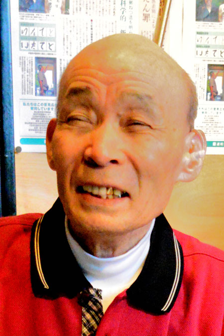 石川一雄さん。（24歳で不当逮捕され、獄中で30年以上、保釈後も30年以上、不撓不屈の精神で60年以上もえん罪を訴え、闘い続けた。遺志を継ぎ、全国の仲間の力を合わせて第４次再審で無罪判決をかちとろう（写真は2020年11月撮影）