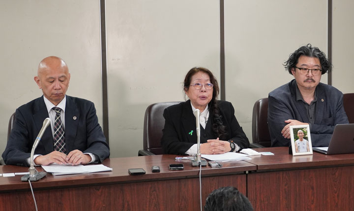 第４次再審請求を東京高裁に申し立て記者会見で訴える石川早智子さん（4月8日・東京）