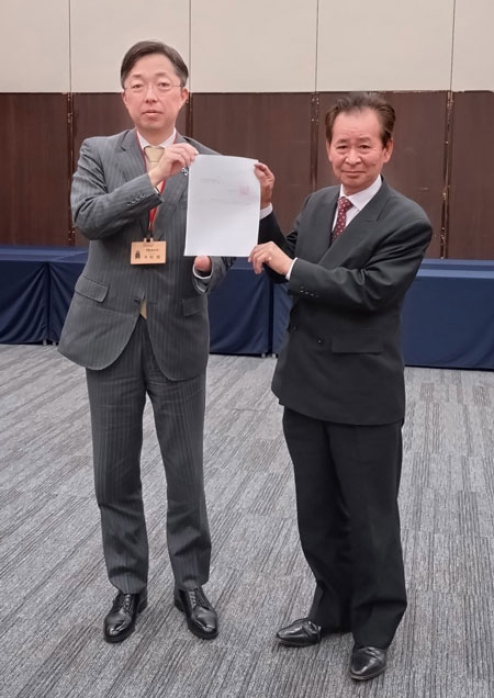 木村敬・知事（左）に要求書を手渡した（2月13日・熊本市）