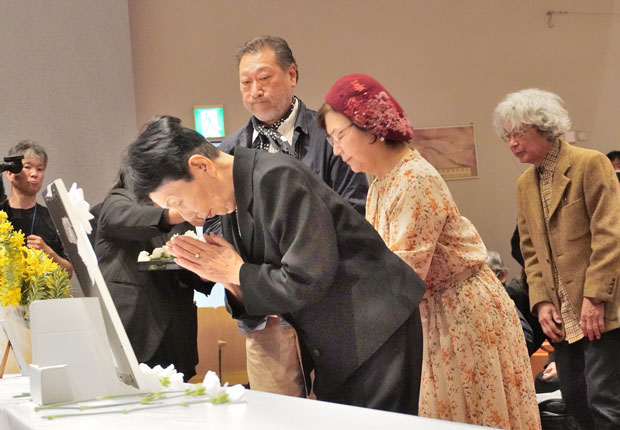 石川一雄さんの遺影にに献花した。手前から、袴田ひで子さん、鴨志田祐美さん、金聖雄さん、鎌田慧さん（4月16日・東京）