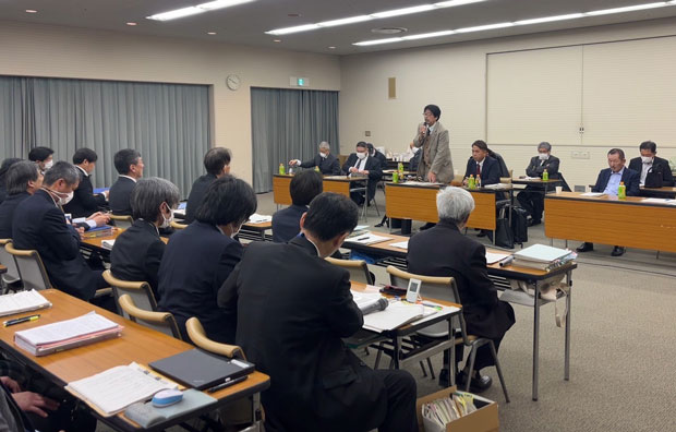 実態をふまえた具体的な政策をと訴える松本委員長（2月7日・山口市）