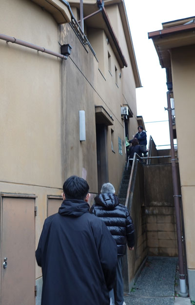 保育園や老築化した改良住宅など、地域の現状を見学した（3月18日・京都府八幡市）