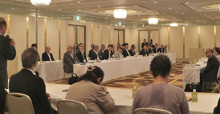 全国同企連を代表してあいさつした大阪同企連の円山理事長に続いて西島委員長があいさつ（6月18日・大阪市）