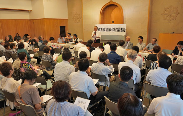 「部落探訪」削除埼玉訴訟第４回口頭弁論後の報告集会で、裁判を報告し、主催者あいさつする片岡明幸・埼玉県連委員長。105人が参加し、完全勝利への闘いを誓い合った（9月10日・さいたま市）