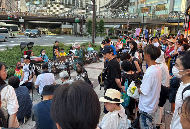 事件を忘れないと300人が参加した（7月26日・大阪市）