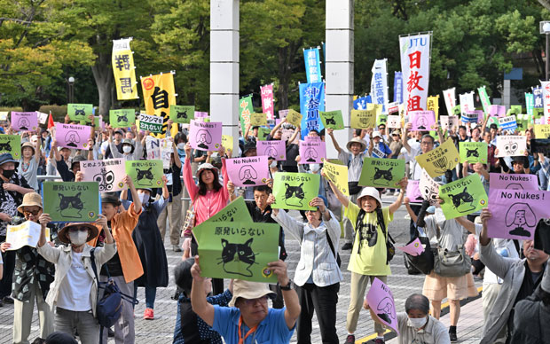 「原発いらない」「とめよう気候危機！」などプラカードを掲げてアピール（9月23日・東京）