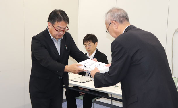 1万1396筆の署名を手渡し要請した（7月28日・香川県高松市）